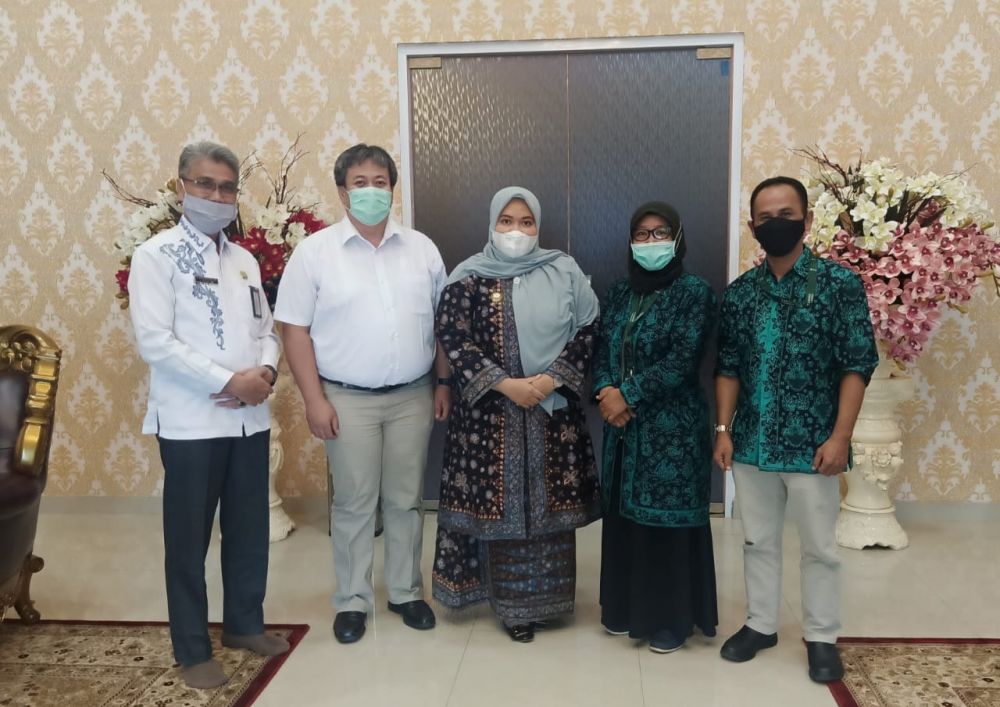 Bupati Muaro Jambi, Masnah Busro pada pertemuan dengan tim Tanoto Foundation.