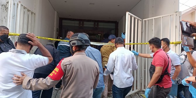 Polisi geledah bekas markas FPI di Petamburan.