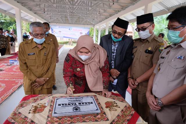 Bupati Masnah resmikan Pasar Tantan.
