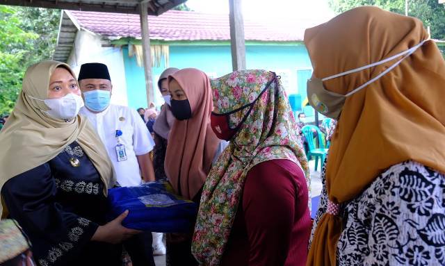 Bupati Masnah serahkan bantuan Sembako di Desa Talang Duku.