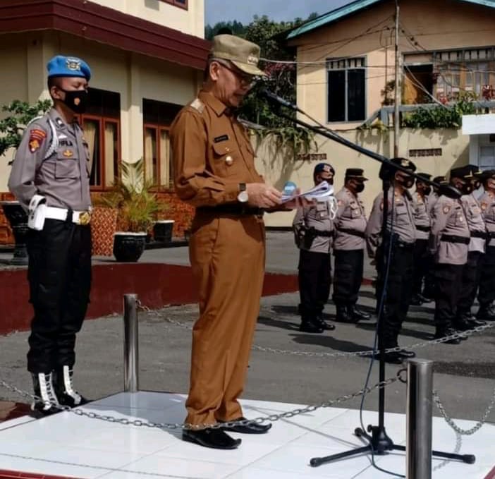 Bupati Adirozal saat memimpin apel gelar pasukan operasi ketupat 2021.