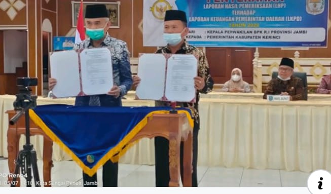 Bupati Kerinci Adirozal saat menerima opini WTP atas LHP LKPD TA 2020.