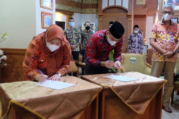 WhatsApp Image 2021-05-10 at 08.46.37 penandatanganan berita acara serah terima LHP LKPD Muaro Jambi TA 2020.