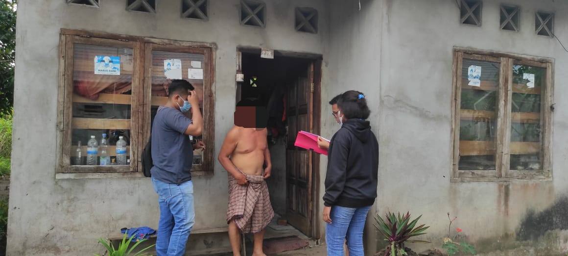 Kakek cabul saat ditangkap di rumahnya.