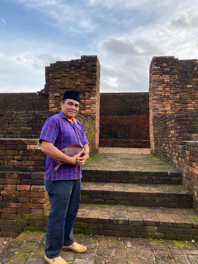 Kepala Dinas Pariwisata, Kepemudaan dan Olahraga Kabupaten Muaro Jambi, Riduwan saat berada di Candi Muaro Jambi.(ist)