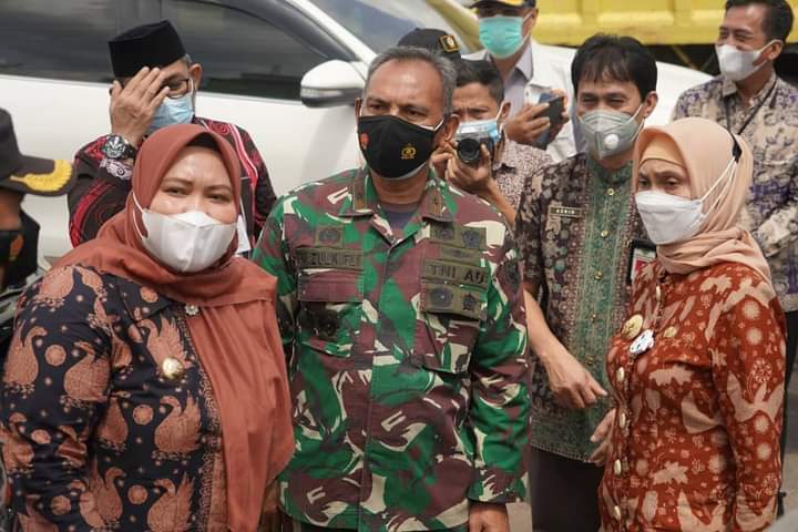 WhatsApp Image 2021-05-28 at 00.22.44 Bupati Masnah saat mendampingi Pj Gubernur meninjau pelaksanaan PSU Pilgub Jambi.