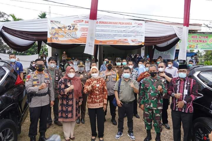 Pj Gubernur Jambi saat memantau pelaksanaan PSU Pilgub Jambi di Pijoan