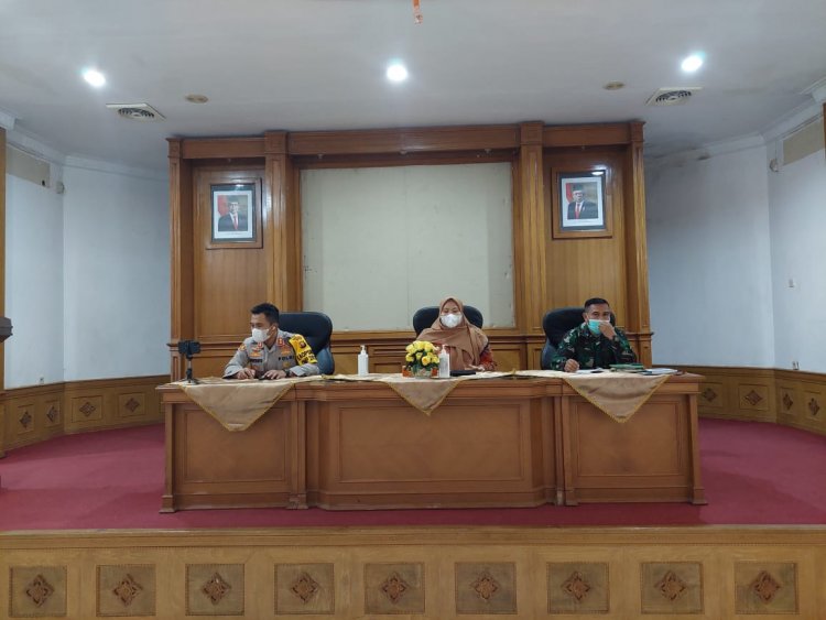 Bupati saat memimpin rapat penutupan sementara lokasi wisata di Muaro Jambi.