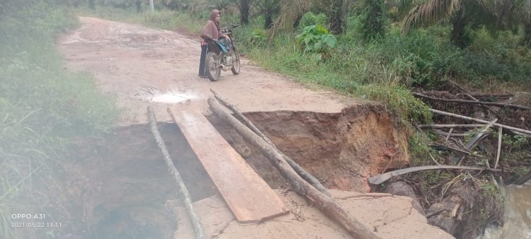 ruas jalan di Desa Suak Putat terputus akibat bencana longsor.