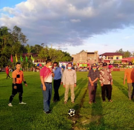 Pj Sekda Kerinci lakukan tendangan bola pertama sebagai tanda turnamen dibuka.