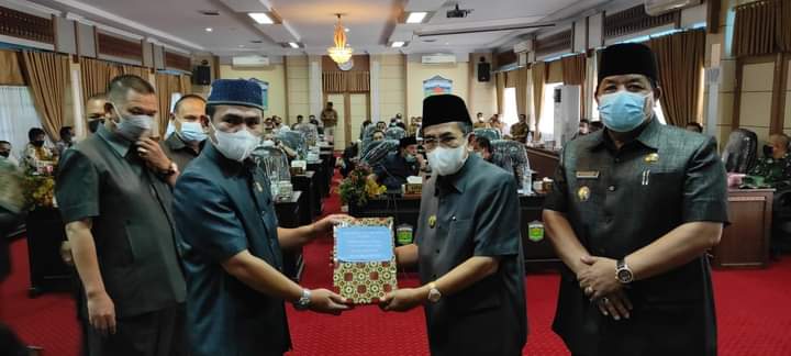 serah terima draft Ranperda Pertanggungjawaban APBD 2020 dari Wako kepada Ketua DPRD Sungai Penuh