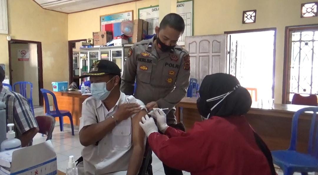 Program Vaksinasi Lansia di Desa Kedemangan.