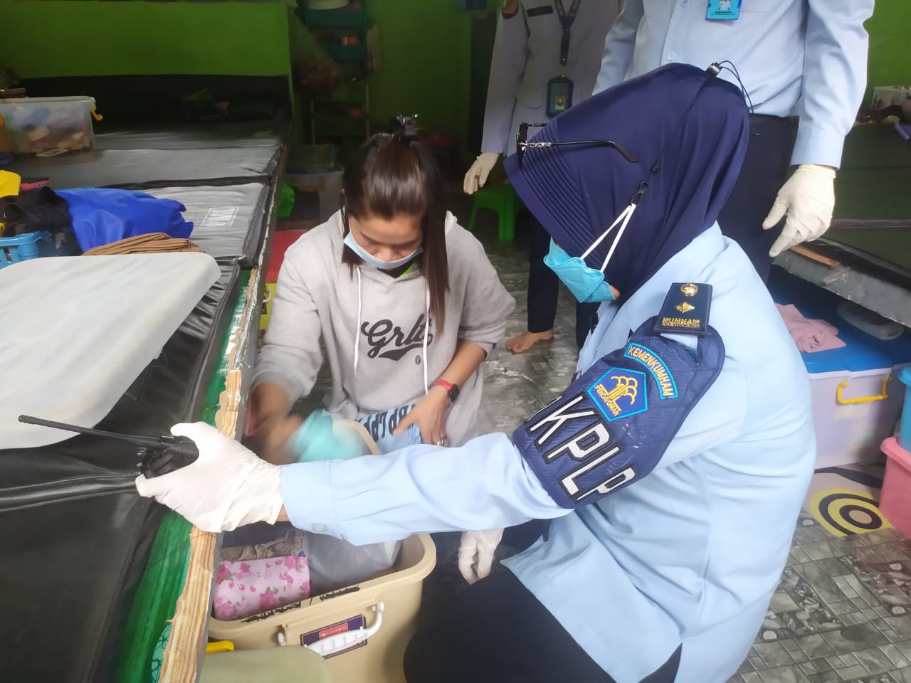 Kegiatan razia yang berlangsung di dalam Lapas Perempuan Kelas IIB Jambi.