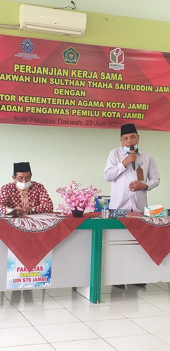 Acara penandatanganan perjanjian kerja sama Fakultas Dakwah dengan Kantor Kementerian Agama Kota Jambi dan Badan Pengawas Pemilu Kota Jambi.