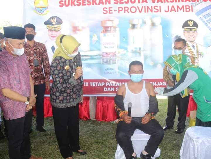 Pj Gubernur Jambi saat memantau pelaksanaan vaksinasi serentak secara massal di Kecamatan Kayu Aro.