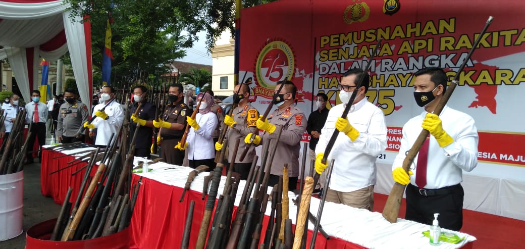 pemusnahan senpi rakitan di Polda Jambi.(Foto:Ras)