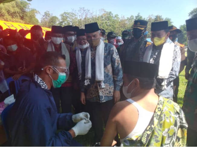 Bupati Kerinci saat memantau vaksinasi massal tahap II di Desa Sebukar.
