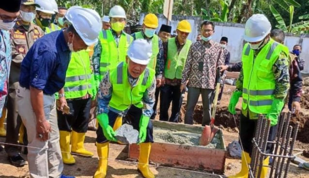 Peletakan batu pertama pembangunan Gedung PLHUT Kerinci.
