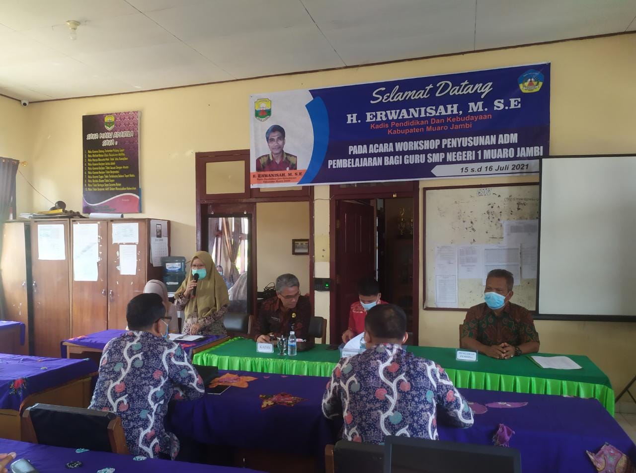 Kegiatan workshop (lokakarya) penyusunan administrasi pembelajaran bagi guru dalam lingkup SMPN 1 Muaro Jambi.(Foto:Raden Hasan Efendi/Jambipers.com).
