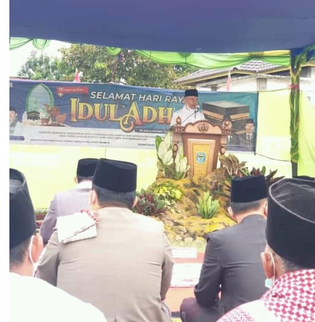Bupati Kerinci saat menghadiri Sholat Hari Raya Idul Adha 10 Zulhijah 1442 H/2021 M di Lapangan Desa Koto Lua.