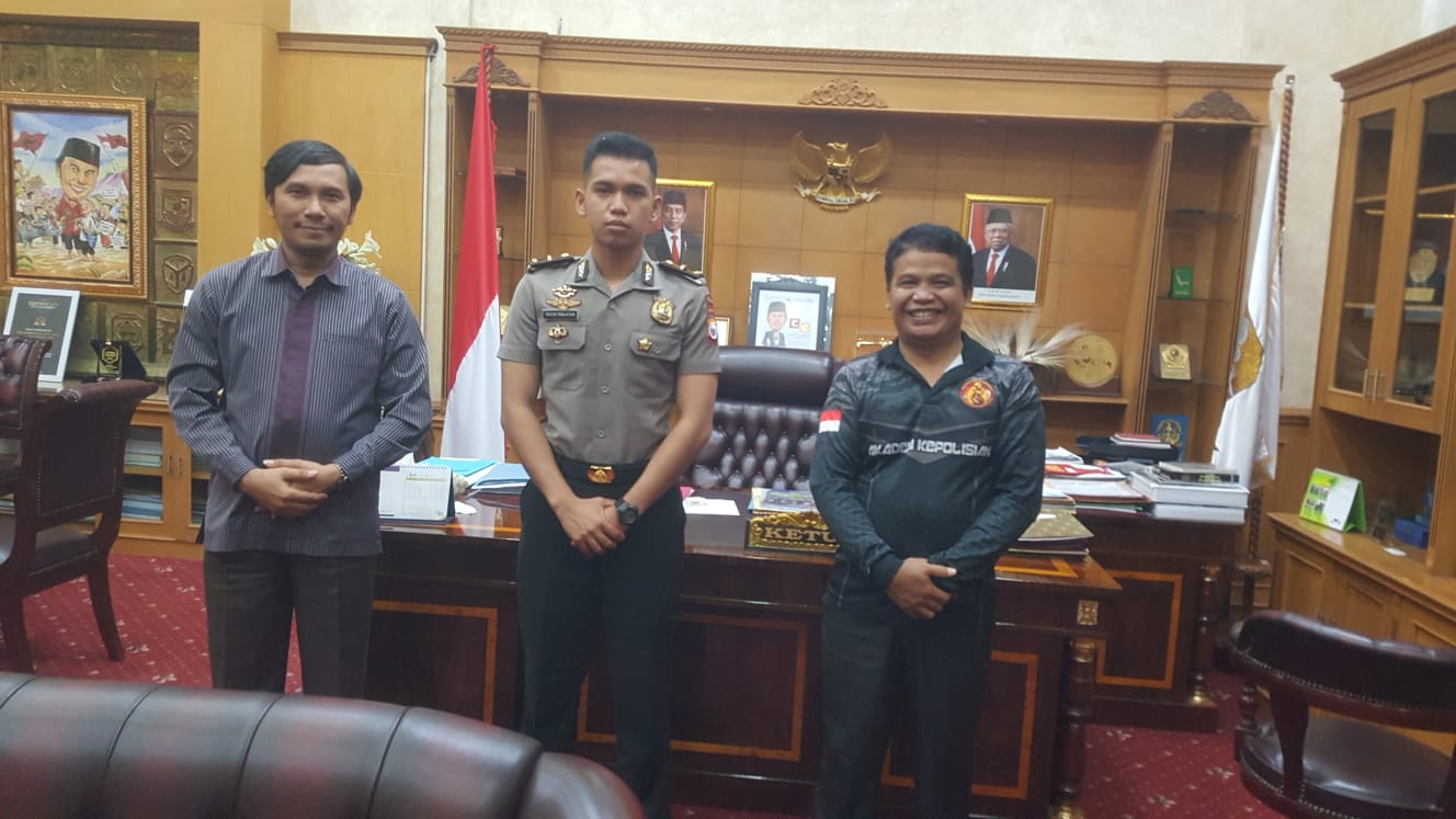 Ketua DPRD Provinsi Jambi saat bertemu dengan salah satu putra Jambi lulusan Akpol 2021.