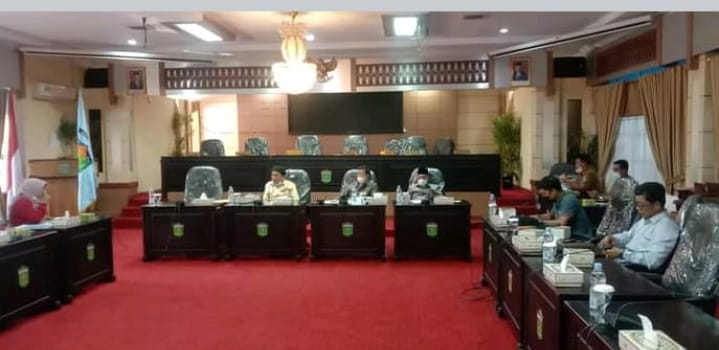 DPRD Sungai Penuh saat Audiensi dengan Tenaga Pendidik dan Guru Honorer.(Foto:Dikin/Jambipers.com).