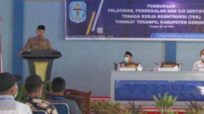 Bupati Kerinci H. Adirozal saat membuka Pelatihan Tenaga Kerja Kontruksi Profesional