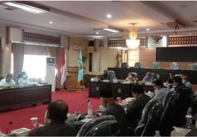 Rapat pertemuan DPRD Sungai Penuh dengan Tim Satgas Covid-19.