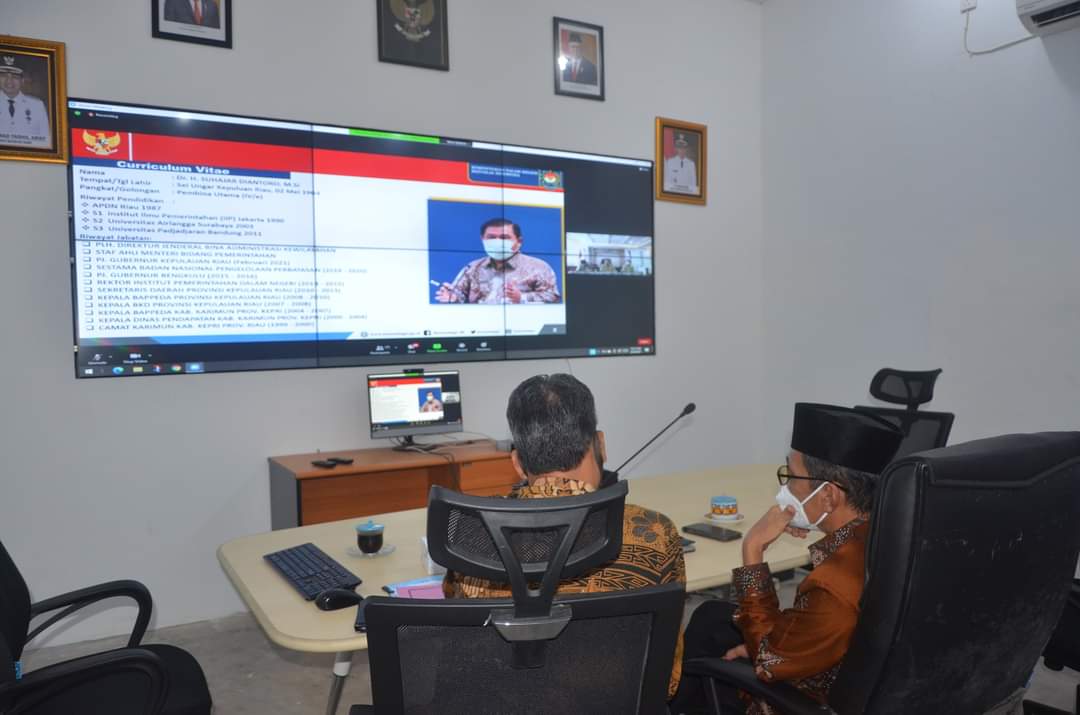 Wabup Batanghari saat mengikuti Zoom Meeting dengan Dirjend Bina Adwil Kemendagri secara virtual.