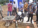 Bupati M.Fadhil Arif saat melaksanakan Peletakan Batu Pertama Gedung Layanan Perpustakaan