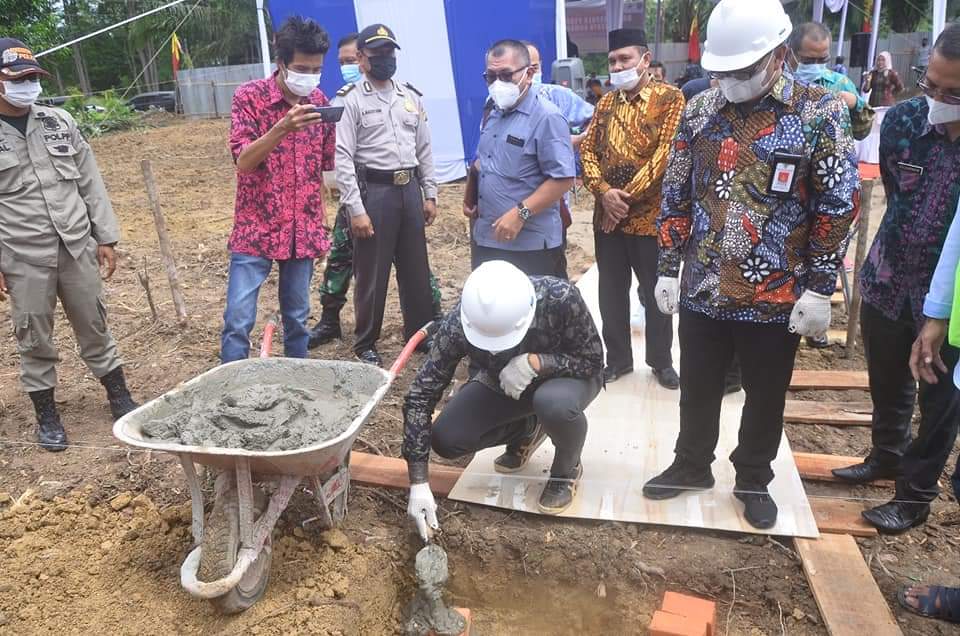 Bupati M.Fadhil Arif saat melaksanakan Peletakan Batu Pertama Gedung Layanan Perpustakaan