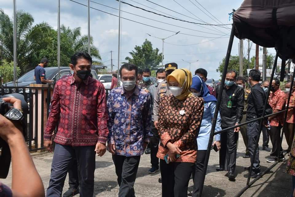 Bupati M.Fadhil saat mendapingi Pj Gubernur Jambi tinjau logistik PSU Pilgub Jambi.