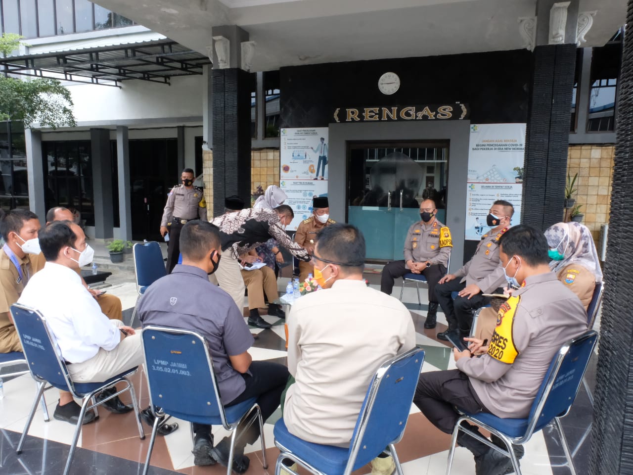 Polda Jambi saat melakukan mediasi terhadap keluhan masyarakat di Kantor Camat Telanaipura, Kota Jambi.