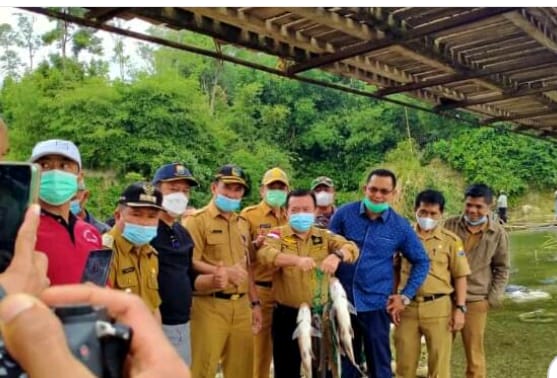 Asraf,Spt.,Msi saat dampingi Gubernur Jambi Al Haris mengunjungi lubuk larangan Desa Pengasi.