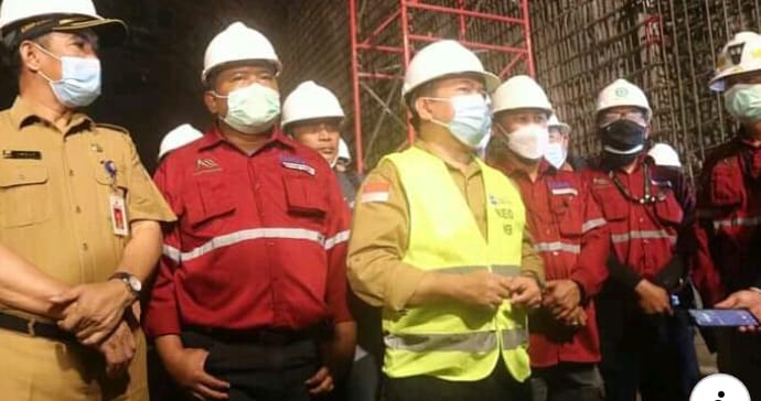 Pj sekda Asraf dampingi gubernur tinjau pembangunan PLTA Batang Merangin.