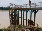Foto jembatan intake Perusahaan Umum Daerah (Perumda) Air Minum Tirta Muaro Jambi yang berada di bibir Sungai Batanghari, Desa Mendalo Laut, Kecamatan Jaluko.
