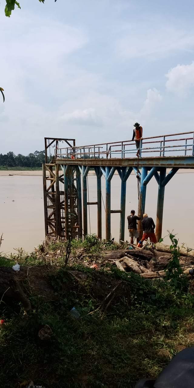 Foto jembatan intake Perusahaan Umum Daerah (Perumda) Air Minum Tirta Muaro Jambi yang berada di bibir Sungai Batanghari, Desa Mendalo Laut, Kecamatan Jaluko.
