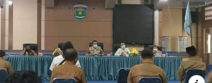 Wawako Antos saat memimpin rapat evaluasi pelaksanaan PPKM di Kota Sungai Penuh.