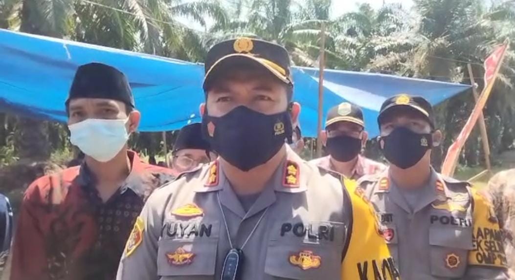 Kapolres Muaro Jambi AKBP Yuyan Priatmaja, S.I.K,.M.H. saat memantau pelaksanaan vaksinasi bagi warga SAD.