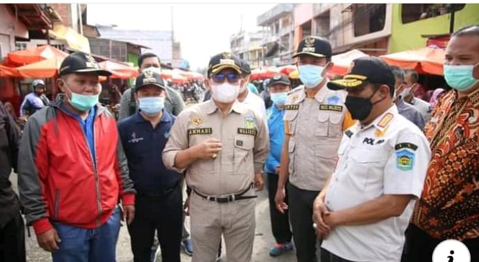 Wako Ahmadi – Wawako Antos saat menyambangi Pasar Tanjung Bajure.