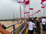 kegiatan pengibaran seribu bendera di Jembatan Pedestrian Gentala Arasy