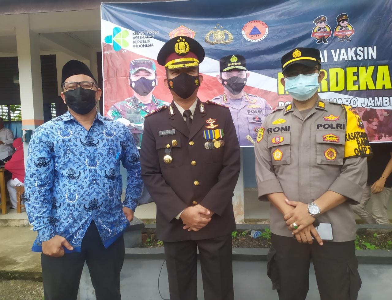Wakapolres Muaro Jambi Kompol Novrizal S.Sos, M.H., saat meninjau pelaksanaan vaksinasi merdeka di SMAN 2 Muaro Jambi.