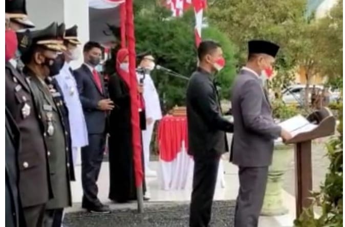 Ketua DPRD Sungai Penuh H Fajran saat membacakan teks proklamasi.