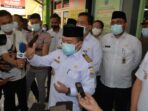 Gubernur Jambi Dr.H.Al Haris,S.Sos.,M.H, saat menyerahkan secara simbolis bantuan 30 ribu Paket Sembako kepada Wali Kota Jambi H.Syarif Fasha.