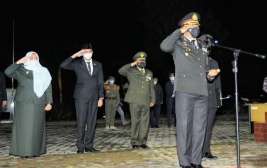 Upacara renungan suci di Taman Makam Pahlawan Kusuma Bhakti, Muaro Jambi.