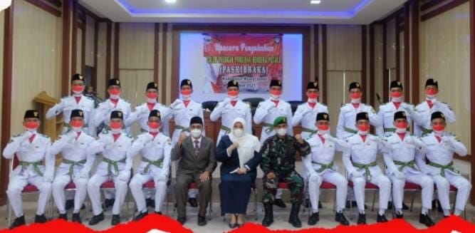 Bupati Masnah berfoto bersama dengan Anggota Paskibraka Muaro Jambi Tahun 2021.