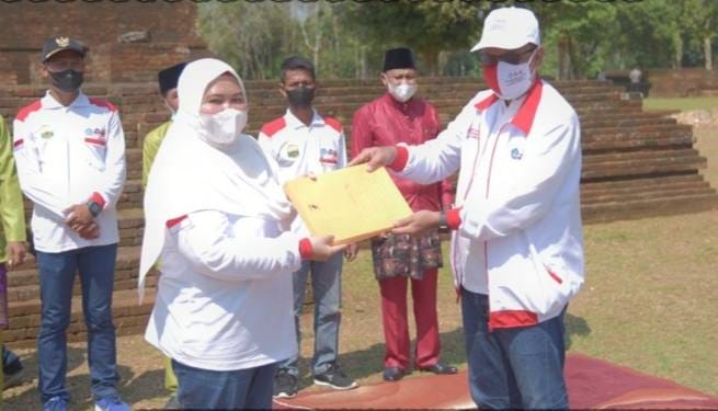 WhatsApp Image 2021-08-18 at 21.24.20 Bupati Masnah saat menyambut peserta KKN Kebangsaan dan KKN bersama BKS PTN-Barat di kawasan Candi Muaro Jambi.