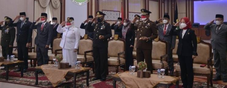 Suasana pelaksanaan upacara detik-detik Proklamasi Kemerdekaan RI yang ke-76 di Ruang Pola Rumah Dinas Bupati Muaro Jambi.