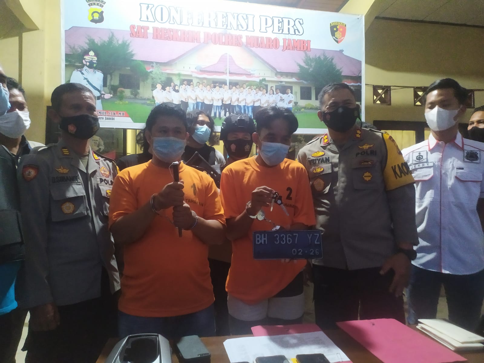 Kapolres Muaro Jambi AKBP Yuyan Priatmaja, S.I.K, M.H., saat menggelar pers rilis di Mapolsek Kumpe Ulu.(Foto:Raden Hasan Efendi/Jambipers.com).