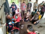 Kapolres Muaro Jambi AKBP Yuyan Priatmaja, S.I.K., M.H., saat melakukan pendampingan penyuntikan warga Suku Anak Dalam (SAD) di Desa Nyogan, Kecamatan Mestong.